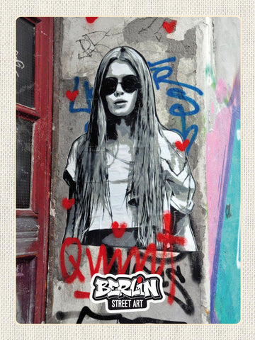 Schild Berlin Street Art Graffiti Frau Sonnenbrille 12x18 20x30 30x40 Blech/Holz