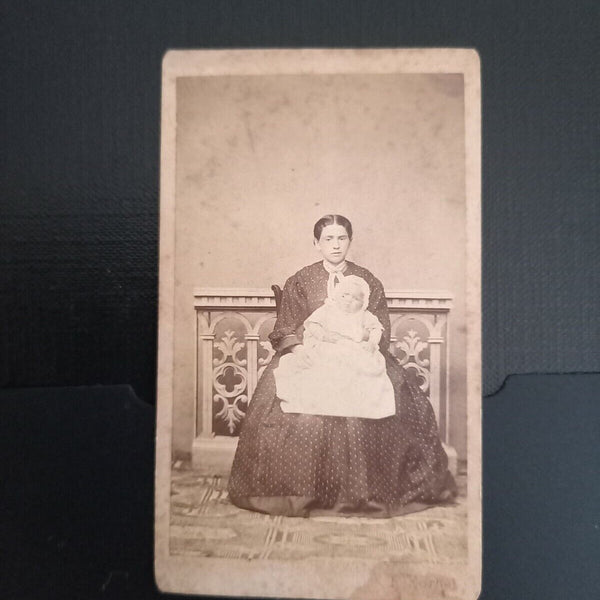 Frau mit Kind, Steyr, 11x6,8cm, 402839 gr