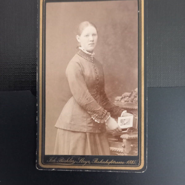 Frau mit Kleid, Steyr, 11x6,8cm, 402856 gr