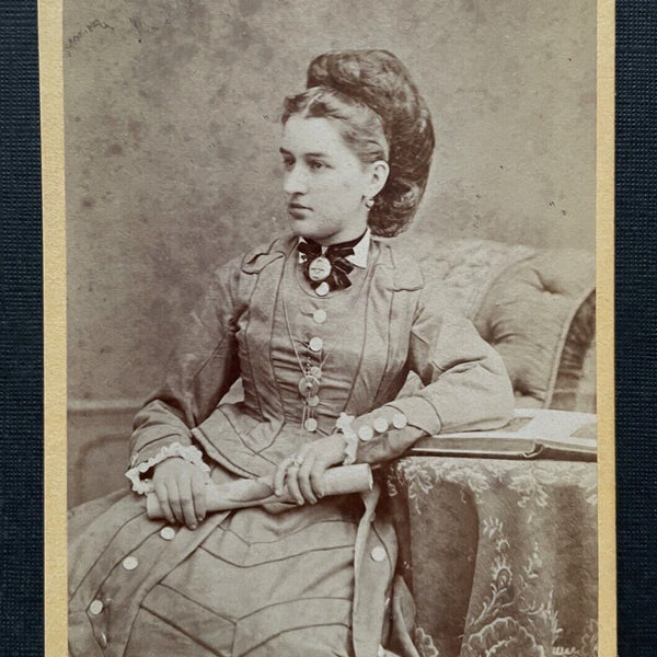 Foto Porträt Frau Kleid Zopf Buch Atelier F.Vismara Linz ca.10,5x6,4cm 402204 TH