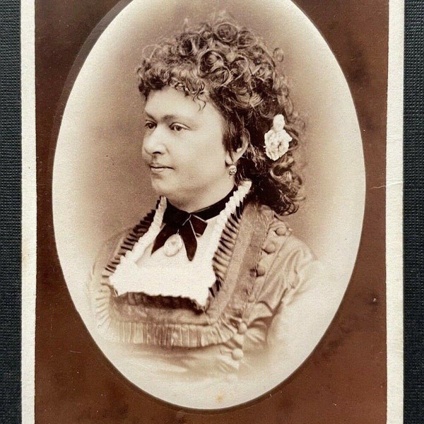 Foto Porträt Frau Kleid Tracht Locken J.Bichler Steyr ca.6,4x10,3cm 410098 TH