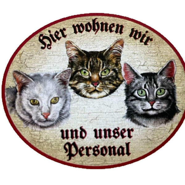 Kuk nostalgie holzschild "hier wohnen wir u.u. personal“ trio katze tabby weiß