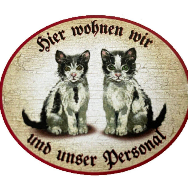 Kuk nostalgie holzschild "hier wohnen wir u.u. personal“ duo katze junges sw