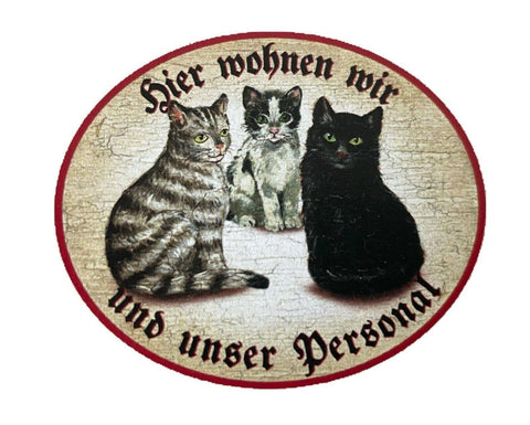 Kuk nostalgie holzschild "hier wohnen wir u.u. personal“ trio katze tabby sw