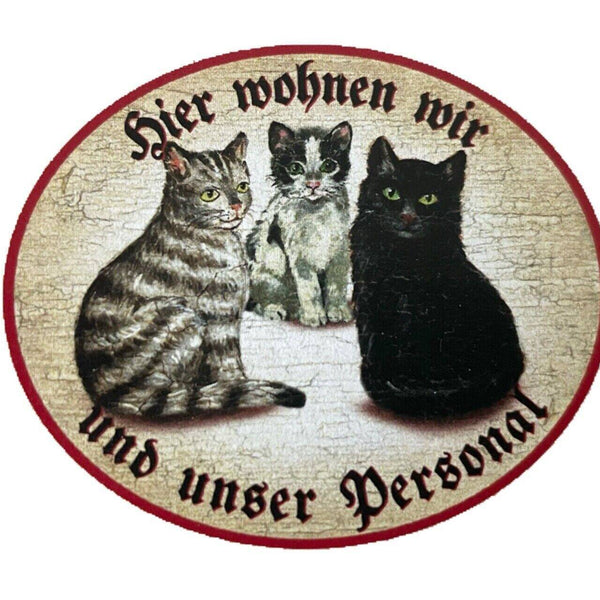 Kuk nostalgie holzschild "hier wohnen wir u.u. personal“ trio katze tabby sw