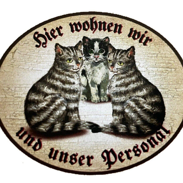 Kuk nostalgie holzschild "hier wohnen wir u.u. personal“ trio katze junges tabby