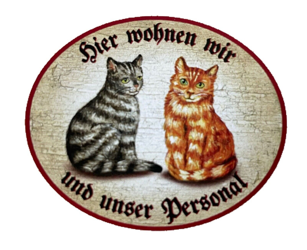 KuK Nostalgie Holzschild “Hier wohnen wir u.u. Personal“ Duo Katze Tabby Rot
