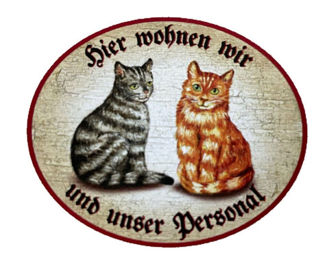 KuK Nostalgie Holzschild “Hier wohnen wir u.u. Personal“ Duo Katze Tabby Rot