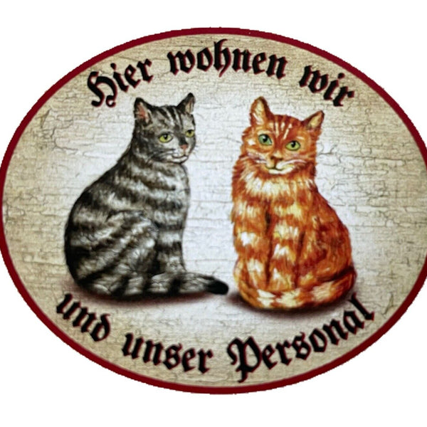 KuK Nostalgie Holzschild “Hier wohnen wir u.u. Personal“ Duo Katze Tabby Rot
