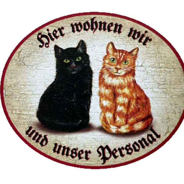 Kuk nostalgie holzschild "hier wohnen wir u.u. personal“ duo katze schwarz rot