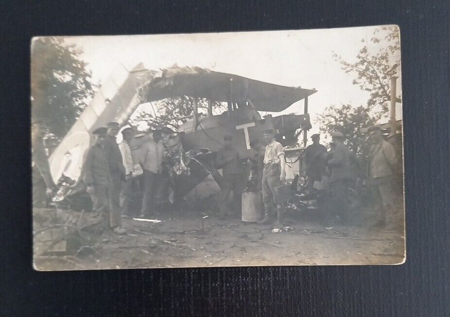 Ansichtskarte Militaria Abgestürztes Flugzeug Soldaten 7 Ga