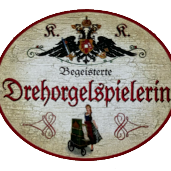 KuK Nostalgie Holz Schild Begeisterte Drehorgelspielerin Leierkasten Drehorgel