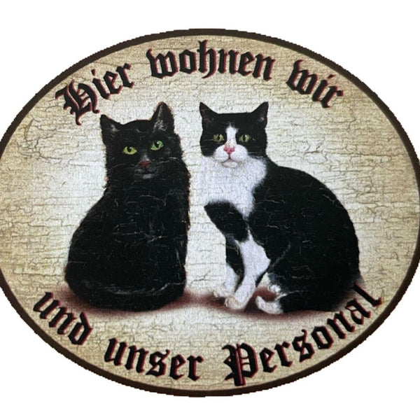 KuK Nostalgie Holzschild "Hier wohnen wir u.u. Personal“ Duo Katze Schwarz Weiß