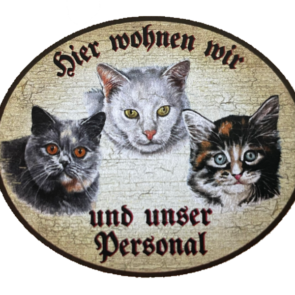 KuK Nostalgie Holzschild “Hier wohnen wir u.u. Personal“ Trio Katze R.Blau Weiß
