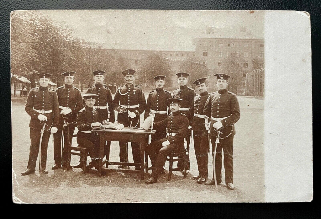 Gruppenaufnahme Soldaten Uniform Degen Schirmmütze Tisch Militär Krieg 402499 TH