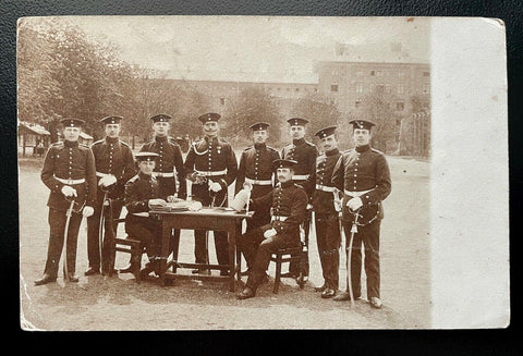Gruppenaufnahme Soldaten Uniform Degen Schirmmütze Tisch Militär Krieg 402499 TH