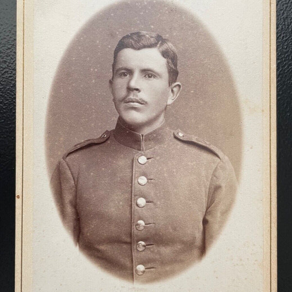 Foto Porträt Soldat Uniform Bart C.Stichaner Ulm a/D ca.10,5x6,5cm 402425 TH