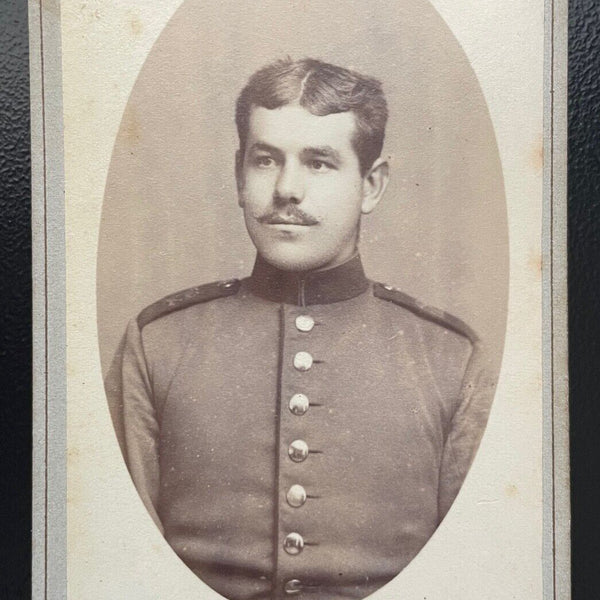 Foto Porträt Soldat Uniform Bart A.Eberwein Neu-Ulm ca.10,3x6,4cm 402433 TH