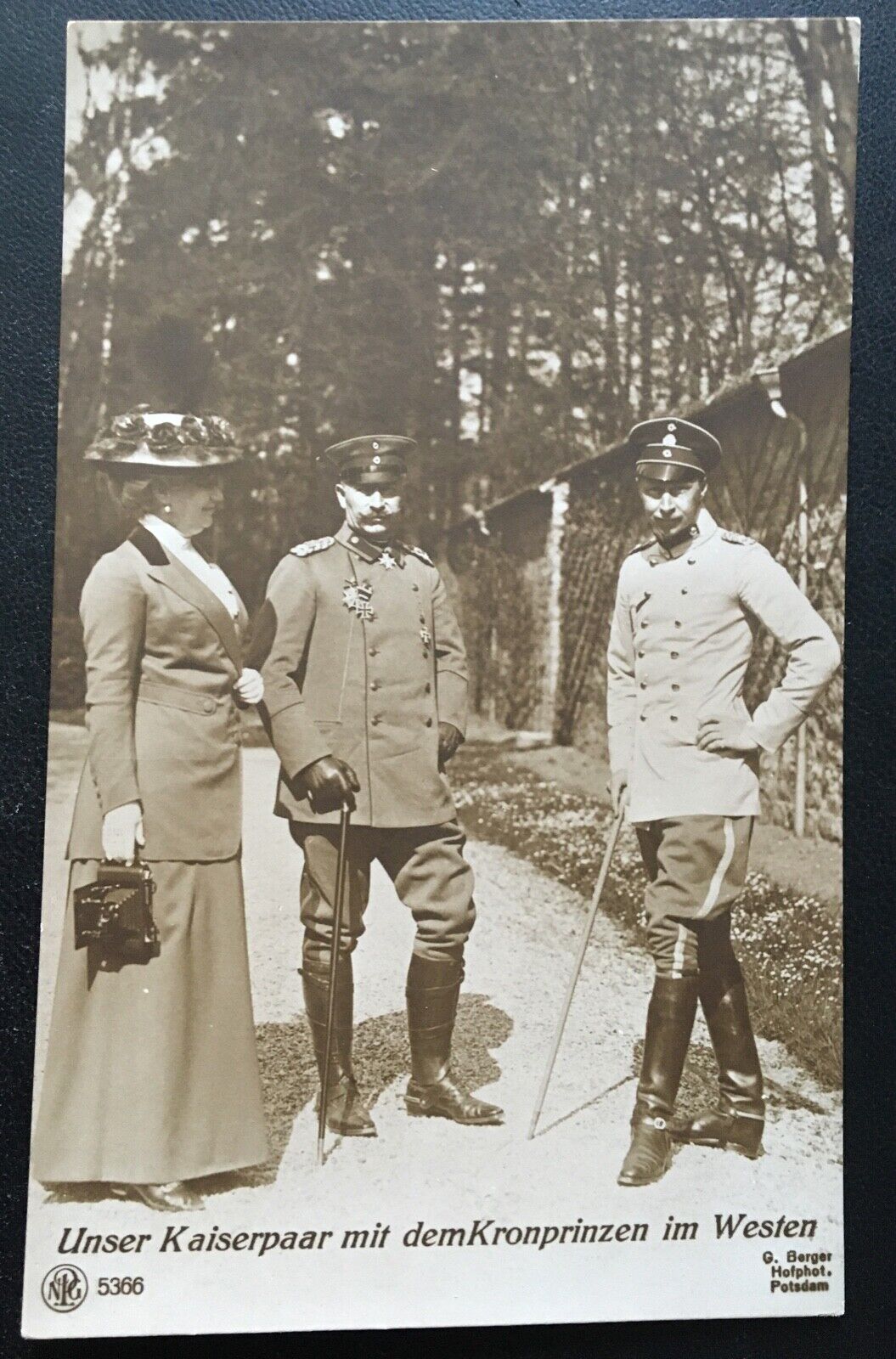 Unser Kaiserpaar m.d. Kronprinzen im Westen Soldaten Militär Krieg 400605 TH SH1
