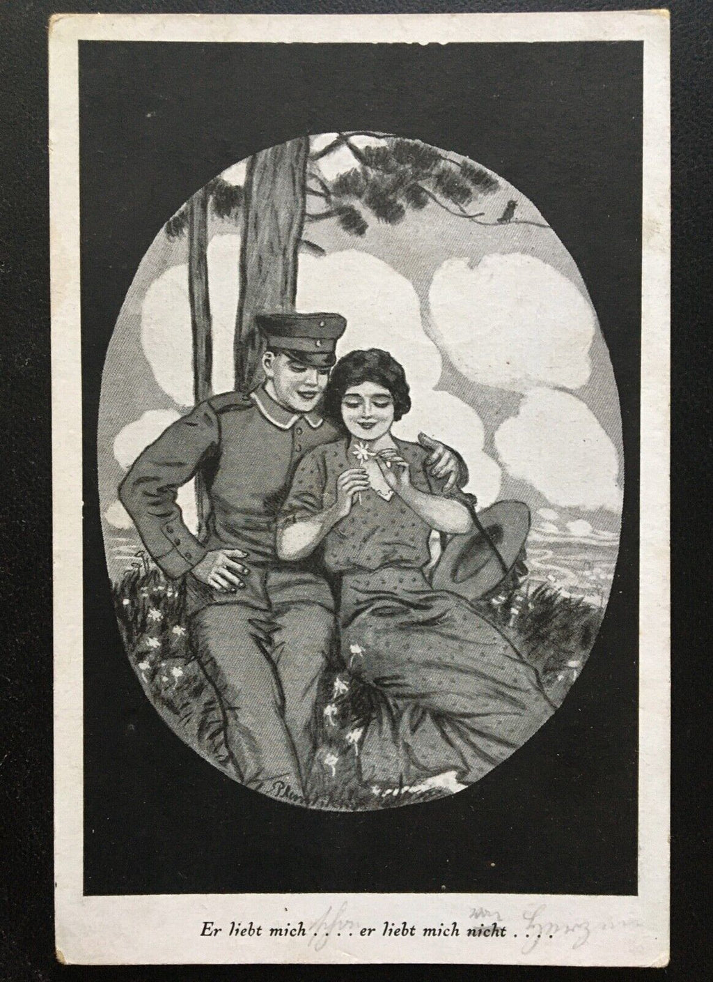 Er liebt mich/nicht - Soldat mit Frau Blume - Militär Krieg 400641 TH