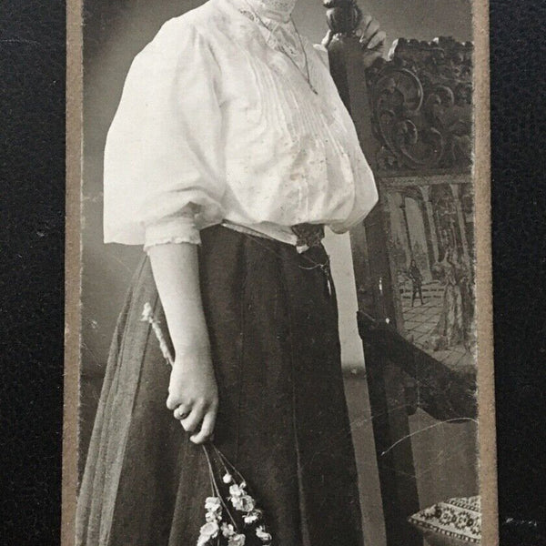 Foto Junge Frau Blumen Mädchen - Herm.Plappert München ca.4,9x11,2cm 400683 TH