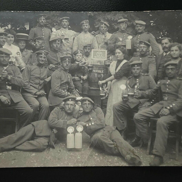Gruppenaufnahme Soldaten Uniform Barett Bierkrug Fass Frau Militär Krieg 402452