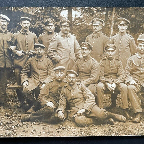 Gruppenaufnahme Soldaten Uniform Schirmmütze Barett Bart Militär Krieg 400576 TH