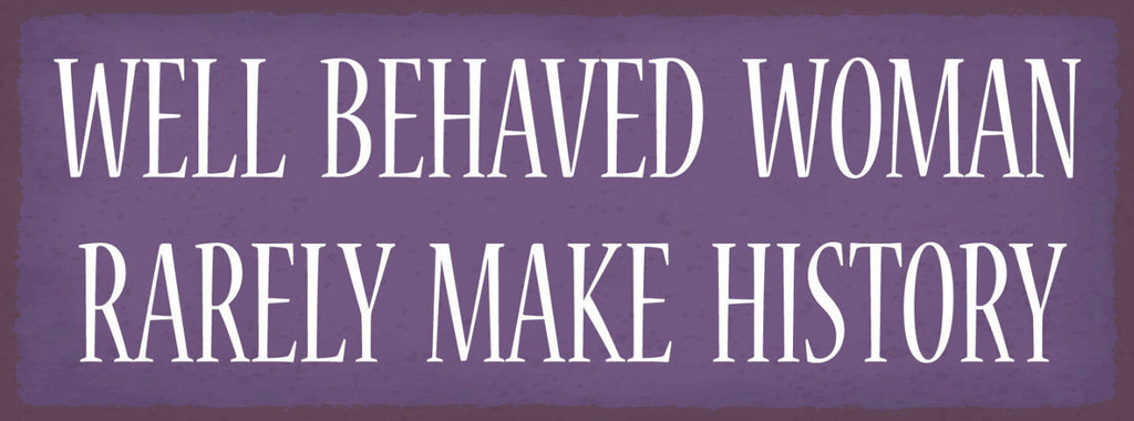 Schild Well Behaved Woman Rarely Make History Frau Benehmen 27x10 Blech od.Holz