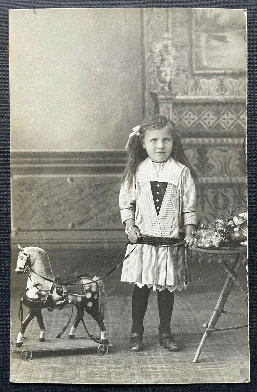 Porträt Mädchen Kind Pferd Spielzeug Kleid Tracht Zöpfe 400302 TH A