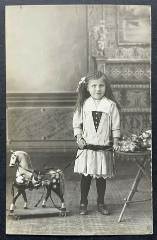Porträt Mädchen Kind Pferd Spielzeug Kleid Tracht Zöpfe 400302 TH A