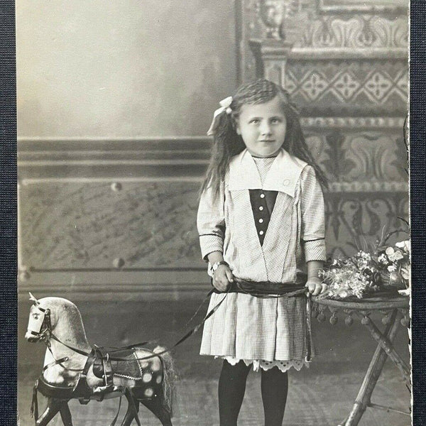 Porträt Mädchen Kind Pferd Spielzeug Kleid Tracht Zöpfe 400302 TH A