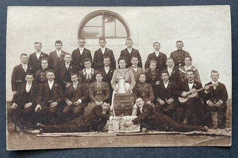 Porträt Gruppenaufnahme Krug Anzug Kleid Tracht Gitarre 400334 TH A