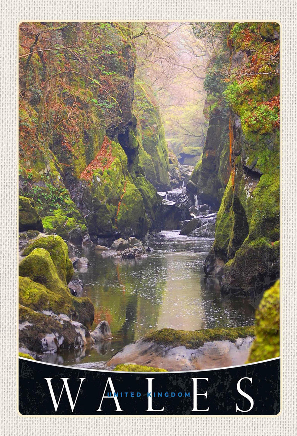 Schild Spruch Wales United Kingdom Vereinigtes Königreich Bach Klamm Wald JW