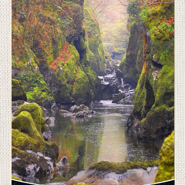 Schild Spruch Wales United Kingdom Vereinigtes Königreich Bach Klamm Wald JW