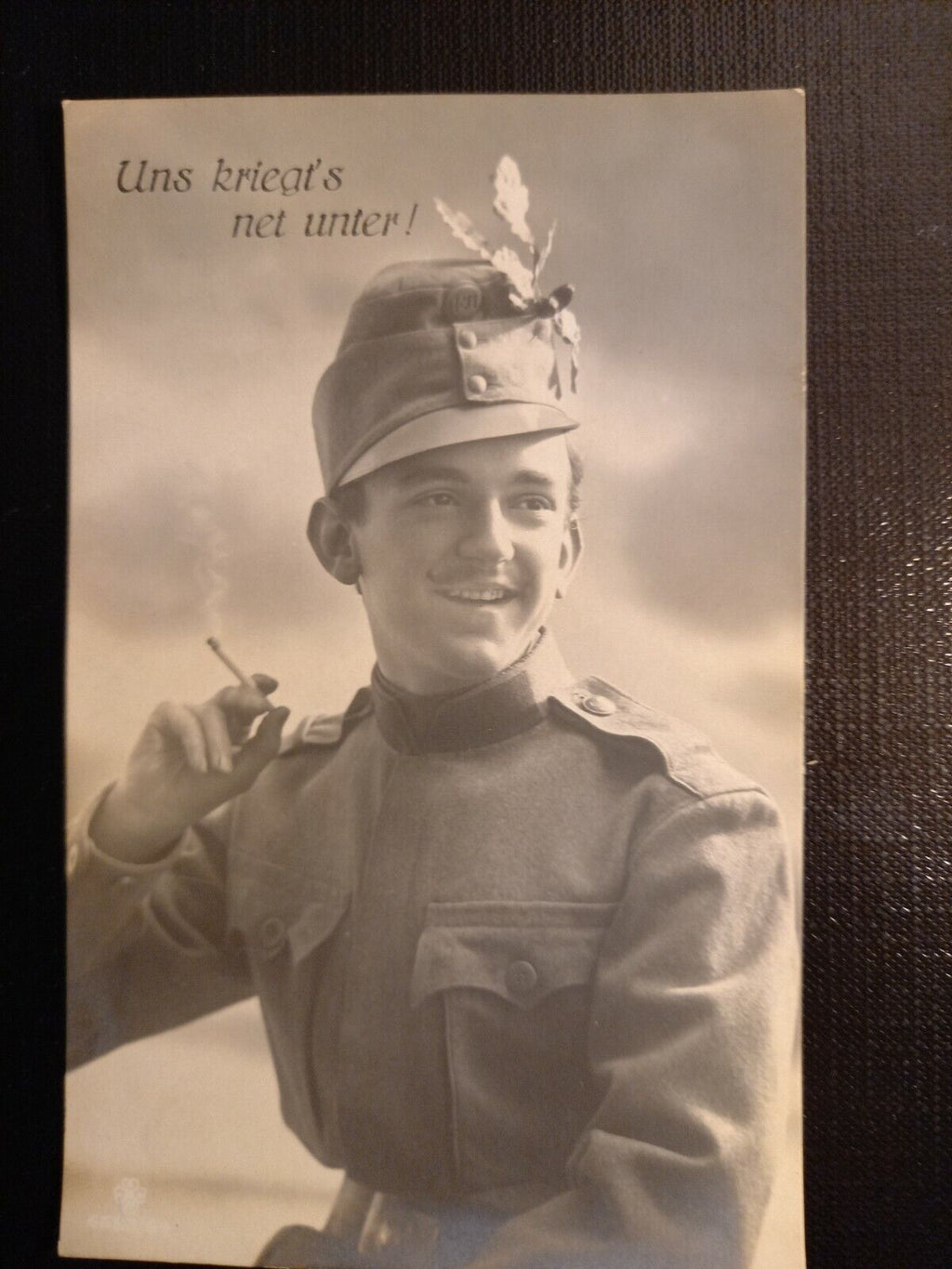 Soldat mit Zigarette, uns kriegt's net unter! 410523 gr