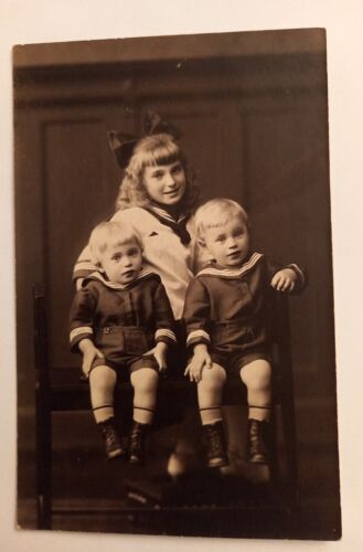Foto Mädchen mit zwei Buben 500102A gr D