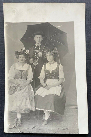 Porträt Gruppe Familie Mann Frau Kleid Tracht Schirm Hut 400361 TH