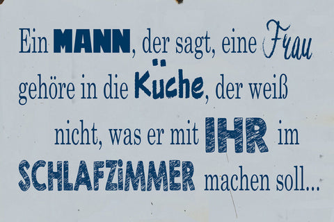Schild Spruch Mann der sagt Frau in Küche weiß nichts mit ihr im Schlafzimmer JW