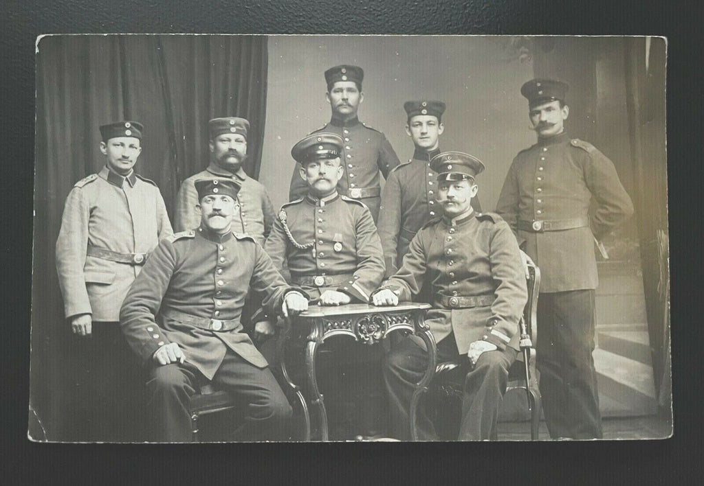 Gruppenaufnahme Soldaten Uniform Schirmmütze Orden Militär Krieg 402444