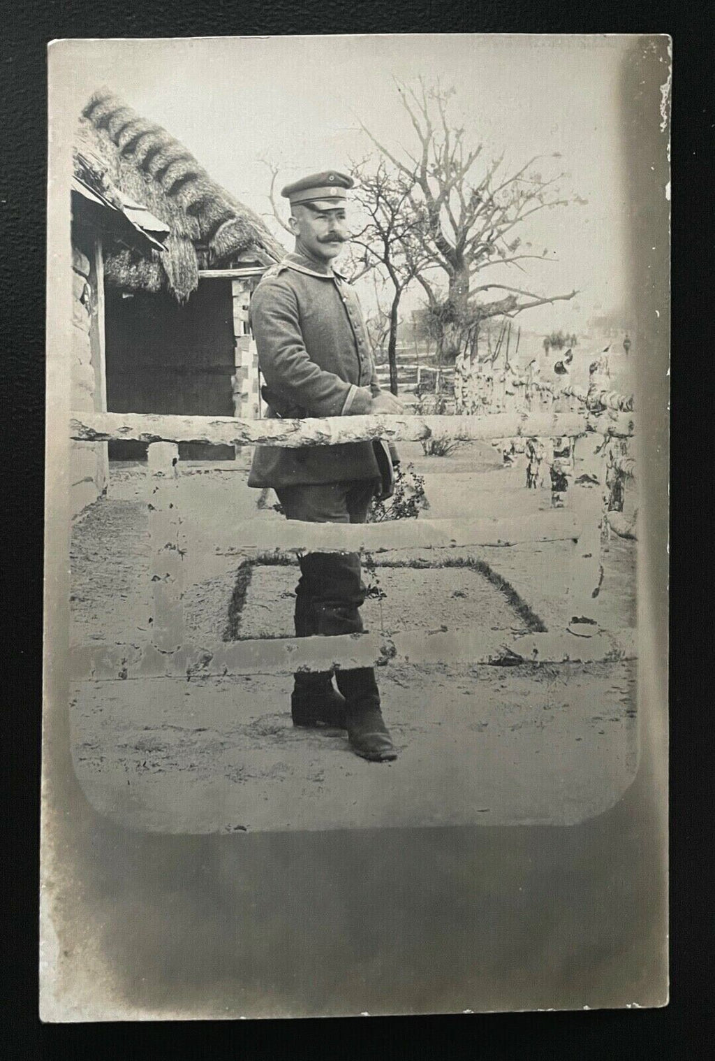 Porträt Soldat Bart Uniform Schirmmütze Haus Garten Militär Krieg 402446