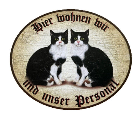 KuK Nostalgie Holzschild "Hier wohnen wir u.u. Personal“ Duo Katze Schwarzweiß