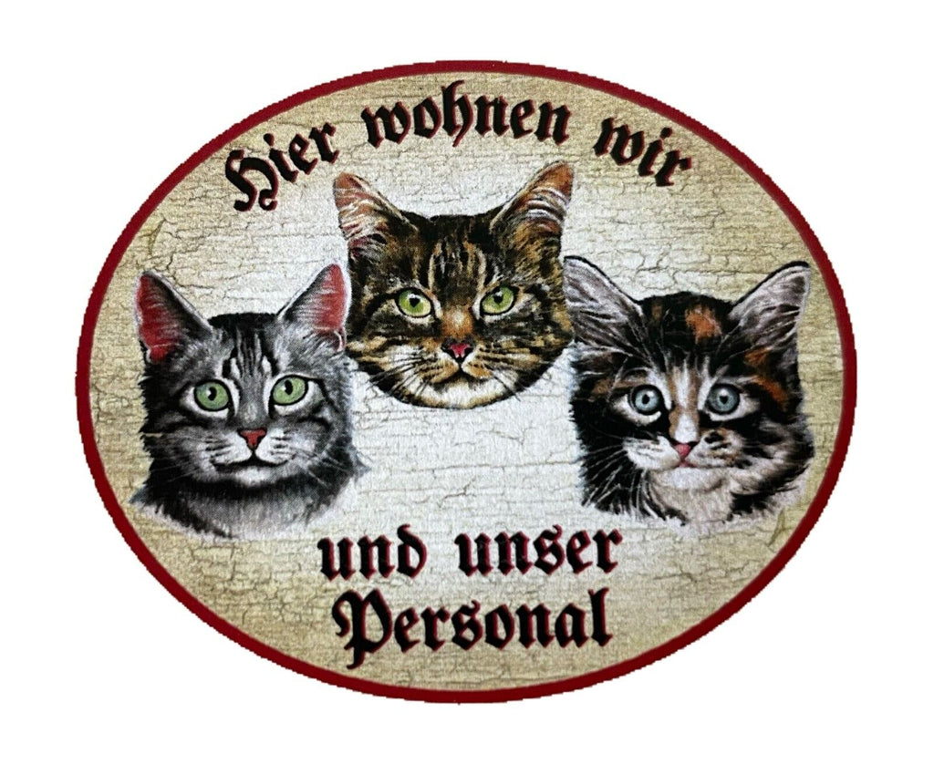 KuK Nostalgie Holzschild "Hier wohnen wir u.u. Personal“ Trio Katze Tabby Junges
