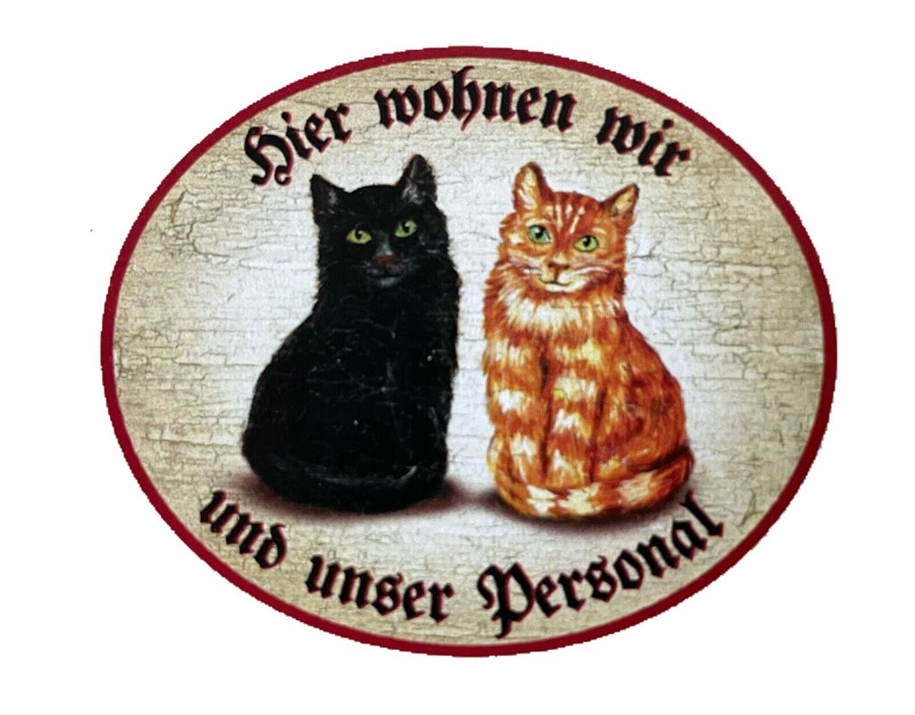 KuK Nostalgie Holzschild "Hier wohnen wir u.u. Personal“ Duo Katze Schwarz Rot