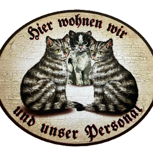 KuK Nostalgie Holzschild "Hier wohnen wir u.u. Personal“ Trio Katze Junges Tabby