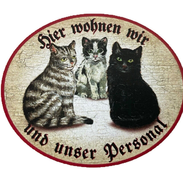 KuK Nostalgie Holzschild "Hier wohnen wir u.u. Personal“ Trio Katze Tabby SW