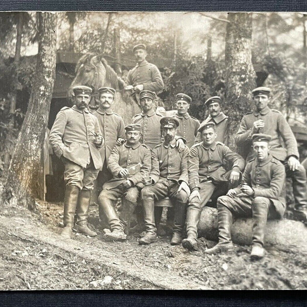 Gruppenaufnahme Soldaten Uniform Schirmmütze Bart Wald Militär Krieg 410086 TH
