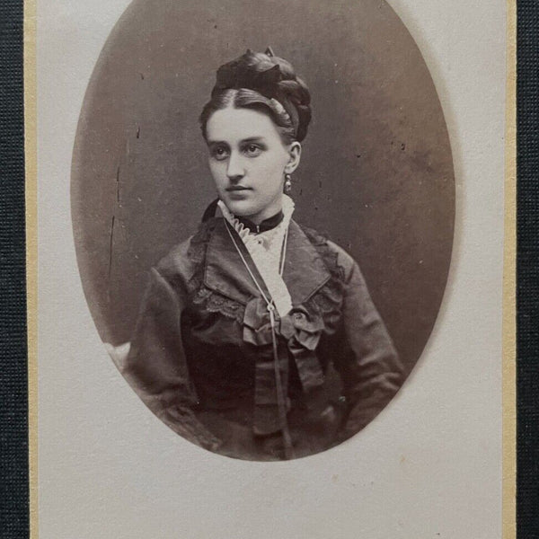 Foto Porträt Frau Kleid Zopf Dutt Kragen Ohrringe ca.10,4x6,1cm 402207 TH