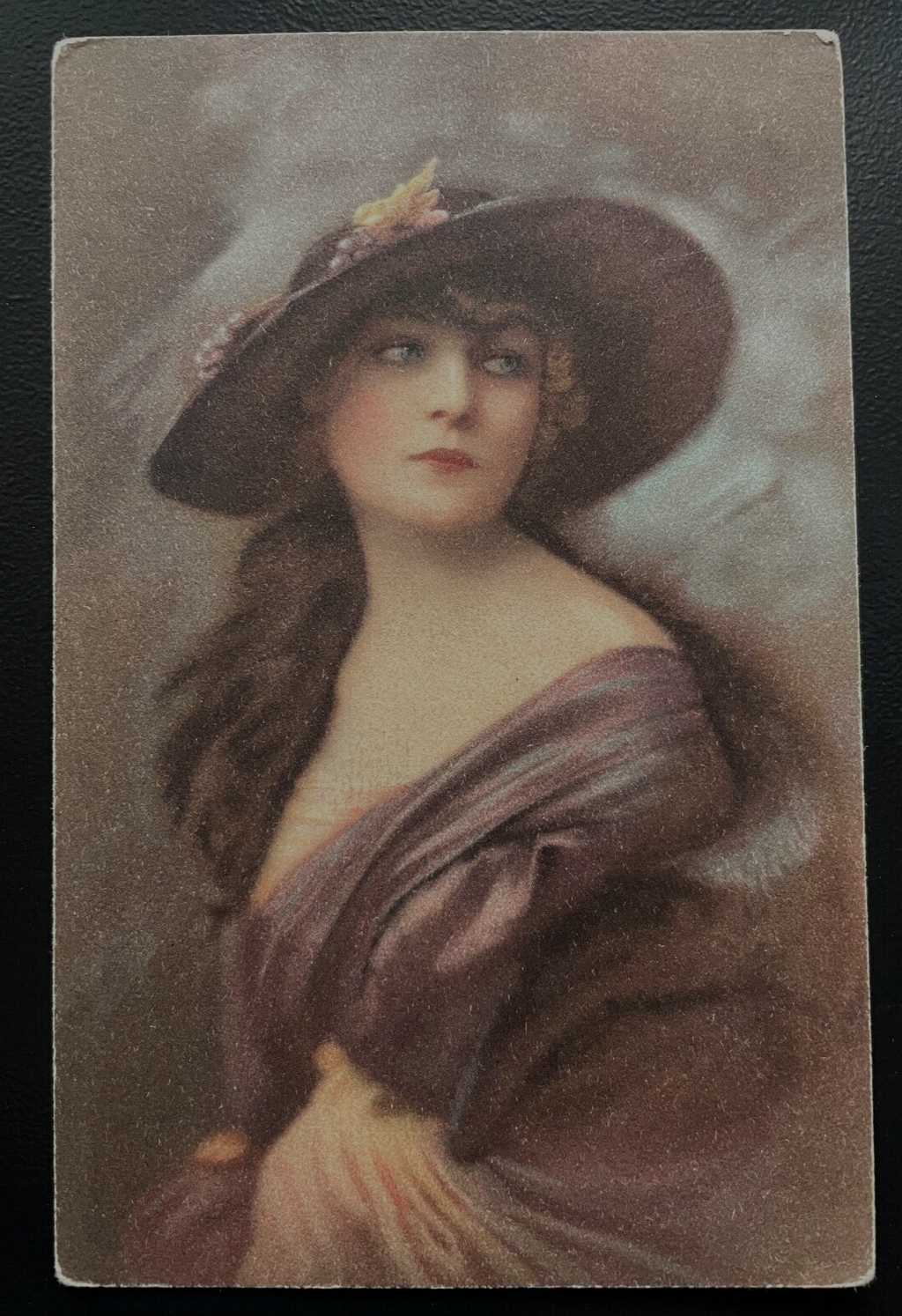 Malerei Frau Hut Kleid Schal Künstler Postkarte 600198A TH D
