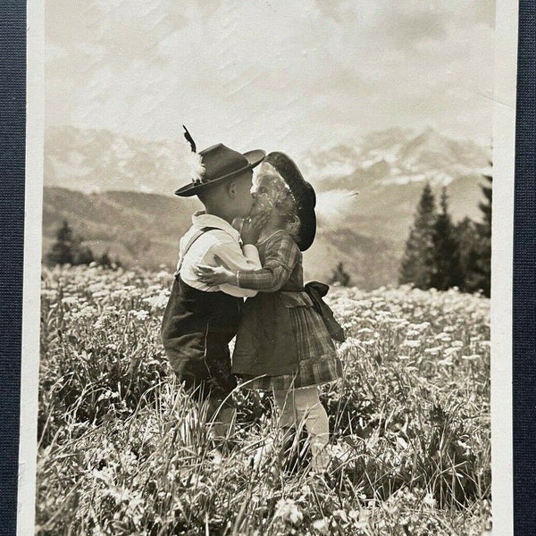 Wie die Alten Kinder Junge Mädchen Kuss Tracht Alm Wiese Berg Gebirge 402637 C