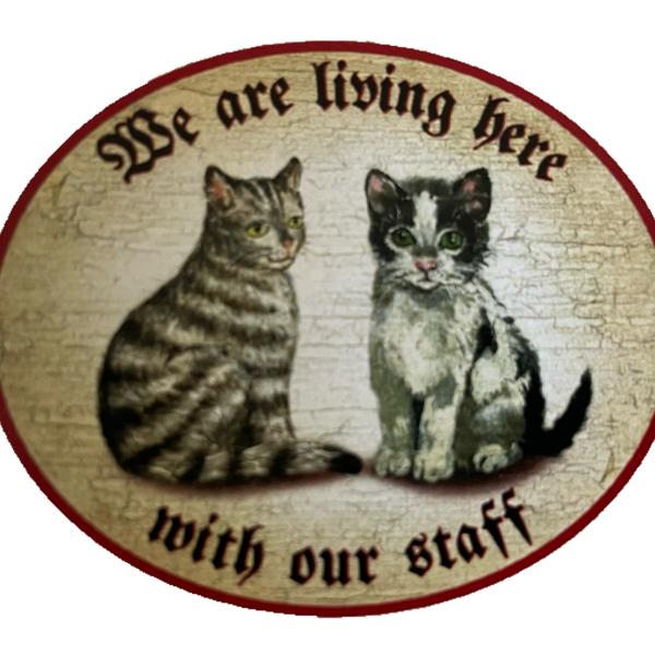 Nostalgie Holz Schild We Are Living Here With Our Staff Katzen Katze Personal